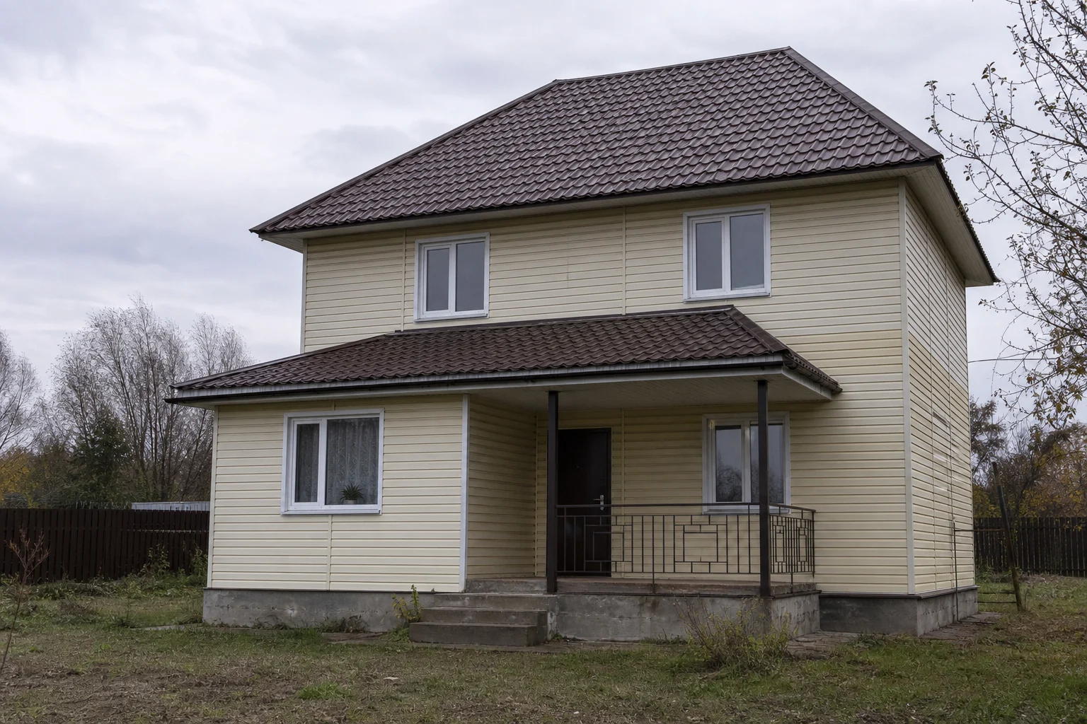 Загородный дом с выцветшим сайдингом — исходное фото