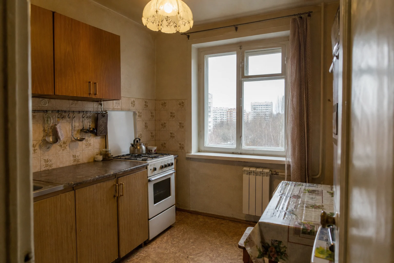 Старая кухня в панельном доме — исходное фото